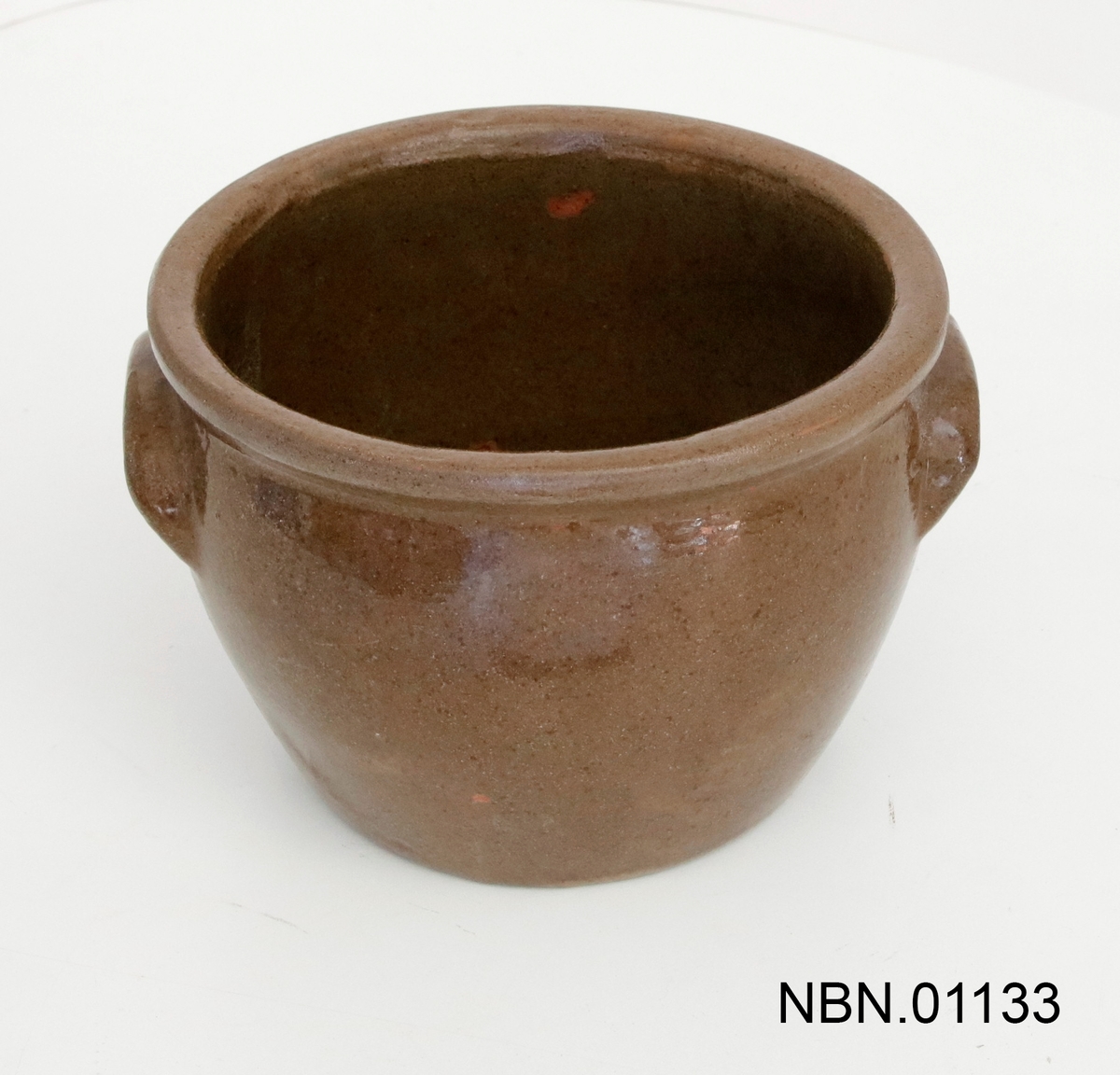 Krukke med håndtak. brun keramikk, glasert.