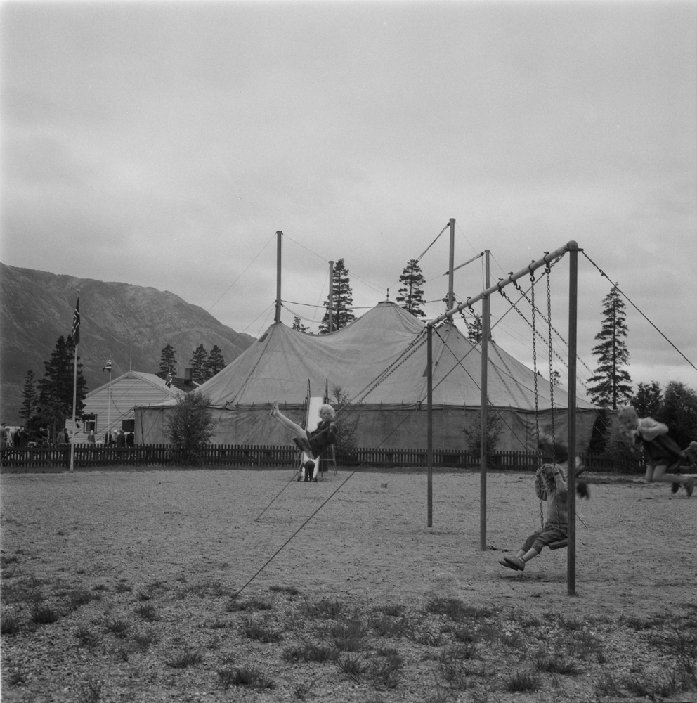 Meieri-jubileum 1960. Arrangement  i stort telt på Kippermoen. Barn i forgrunnen som benytter huskene i barneparken.