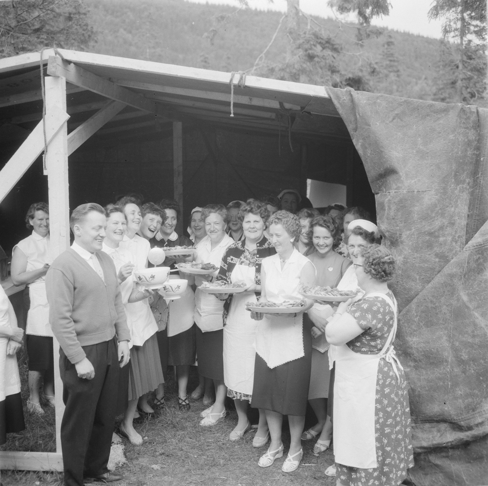 Meieri-jubileum 1960. Servitører i telt på Kippermoen.