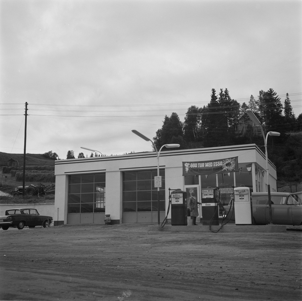 Esso bensinstasjon i Hatfjelldal. Karl Helmersen ved bensinpumpene.
