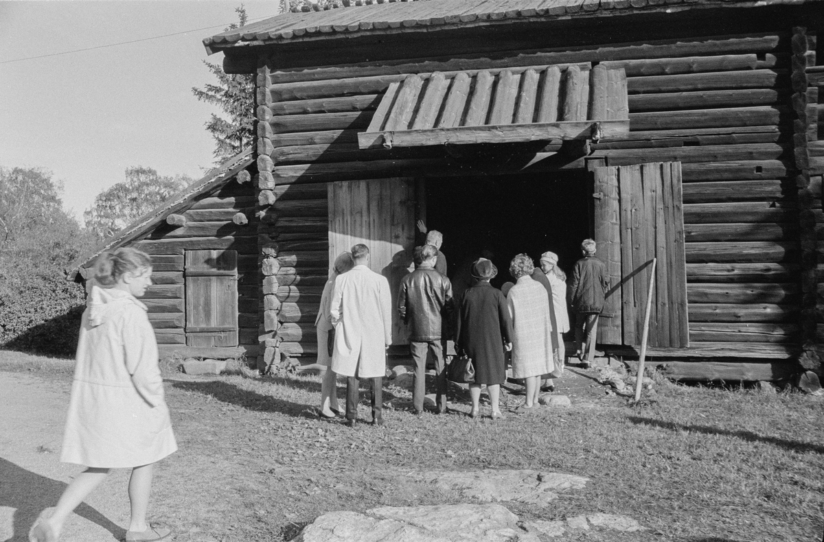 "Skansen visar" den 1 oktober 1967. Skansens gäster vid Älvrosgården, Log- och loftlängan.