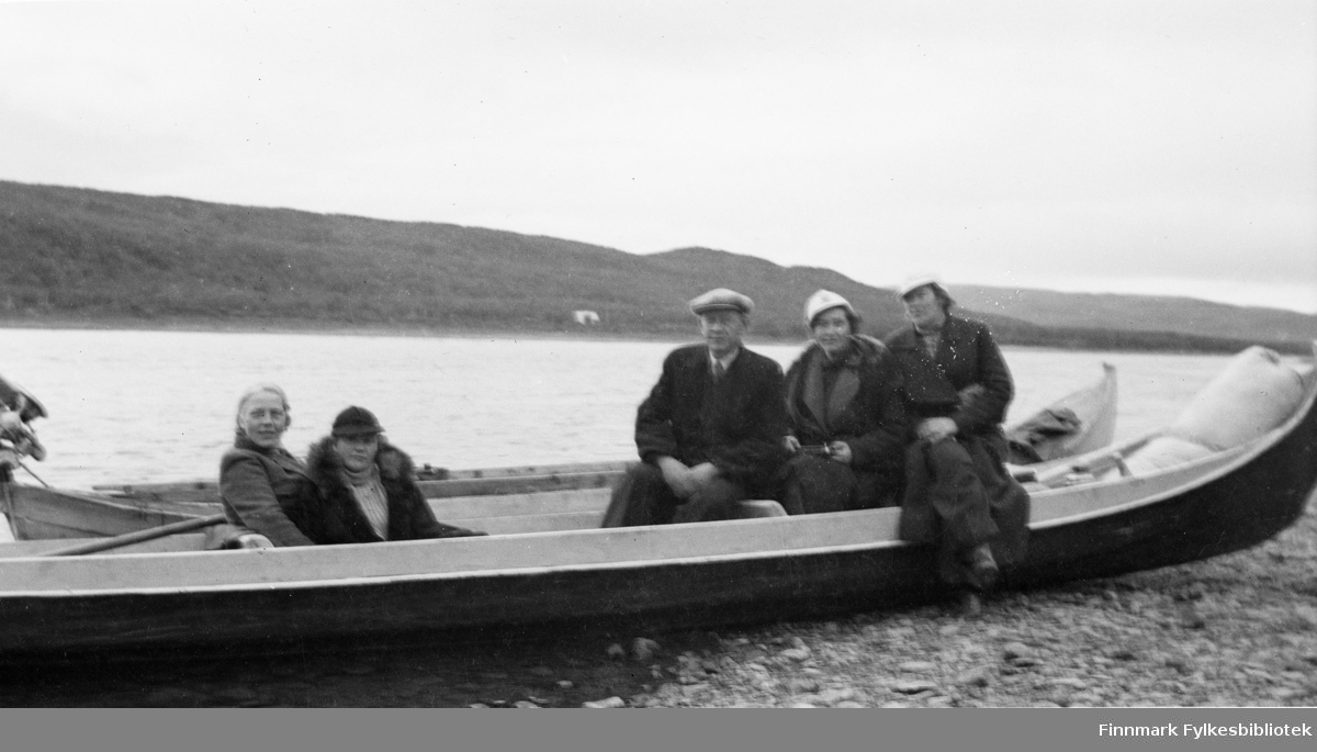 På Tanaelven midt på 1930-tallet. Sittende på båten fra venstre: Bergljot Andrå, Anna Valle, Oskar Alseen, Laura Lorentsen og Aslaug Alseen.