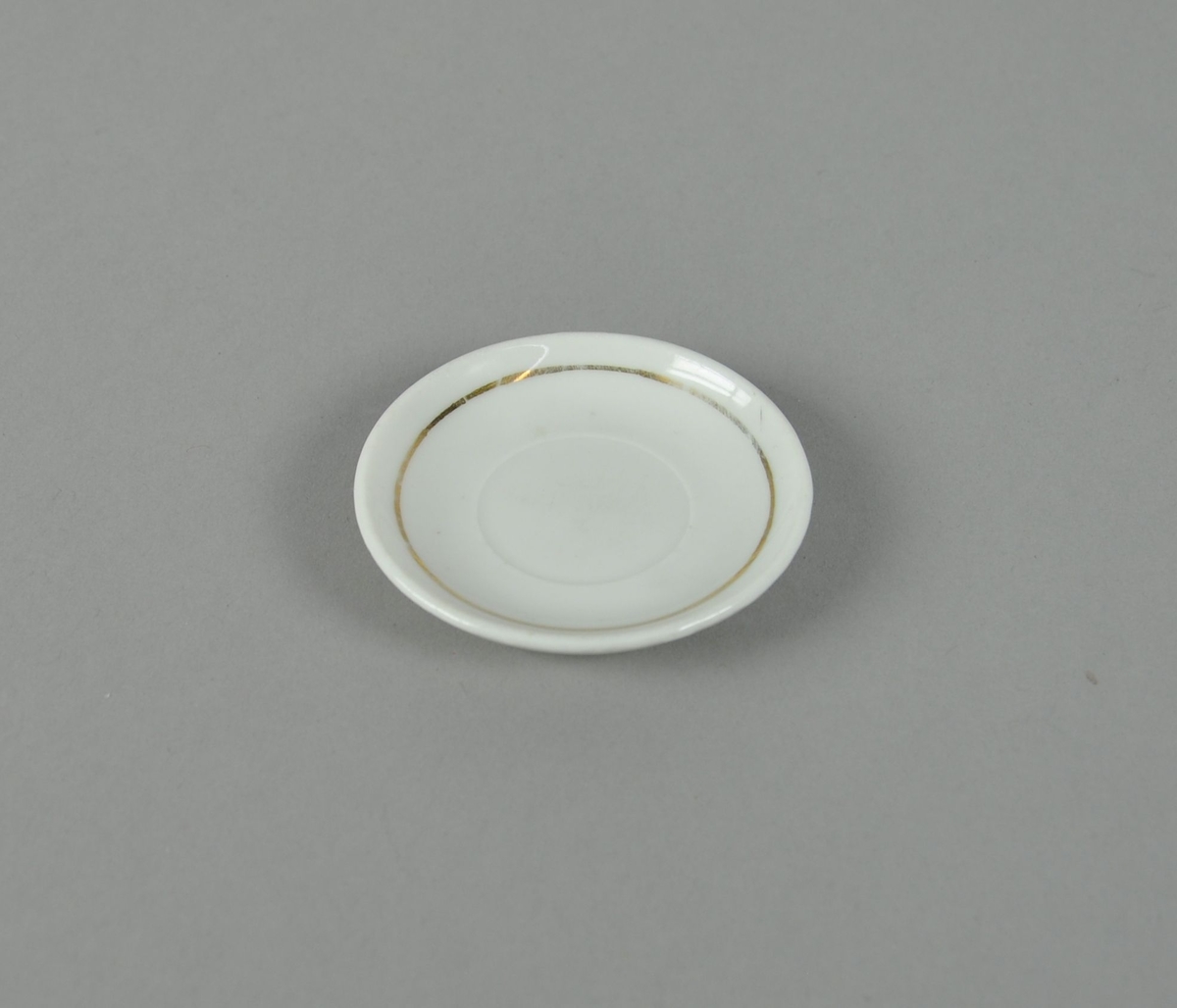 Skål av glassert keramikk. Hvit farge, med dekorativ ring i gullfarge.