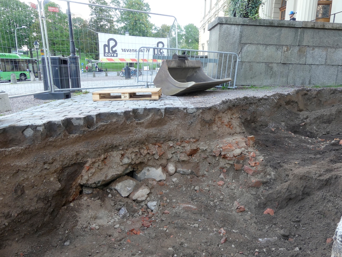 Arkeologisk schaktningsövervakning, påträffade rester efter äldre bebyggelse, till höger i bild en tegelmur och till vänster om denna syns rasmassor från denna, Carolina Rediviva, Uppsala 2018