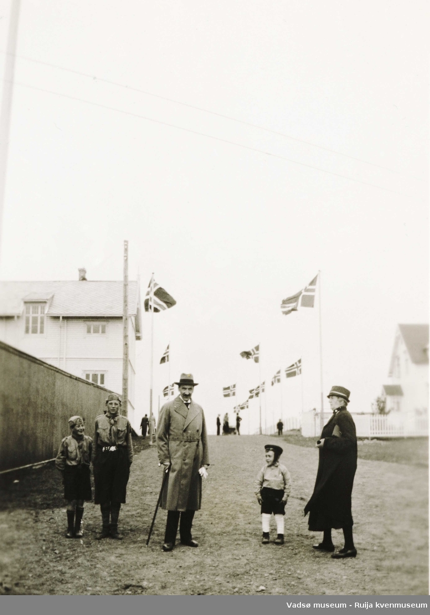 Marie Kristiane (Kitta) Esbensen med 2 speidergutter, Frødahl ? og en liten gutt. 1933.