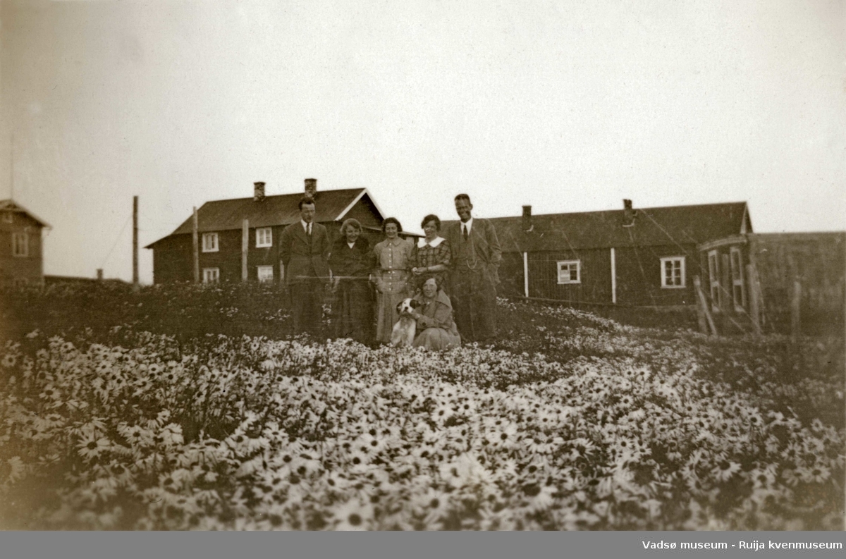 Familien Ivar og Kristine Moe i Indre Kiberg poserer på jordet foran gården i 1934.