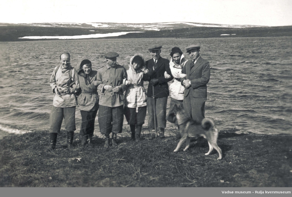 Carl Bramer Esbensen med venner og hund ved vann på fjellet 1936.