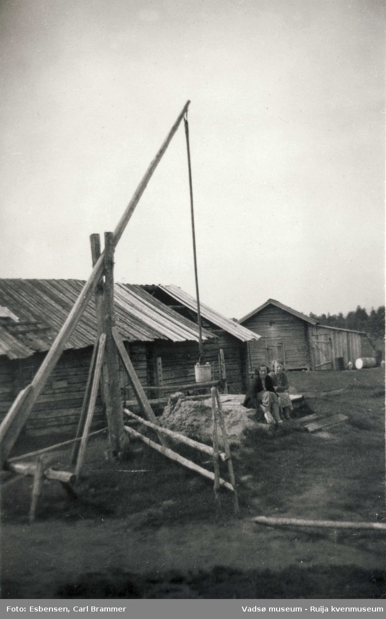 Dagny Engelsen og Gunvor Moe på ferietur i 1935 i Kaamanen i Finland. Brønn foran eldre trebygning.