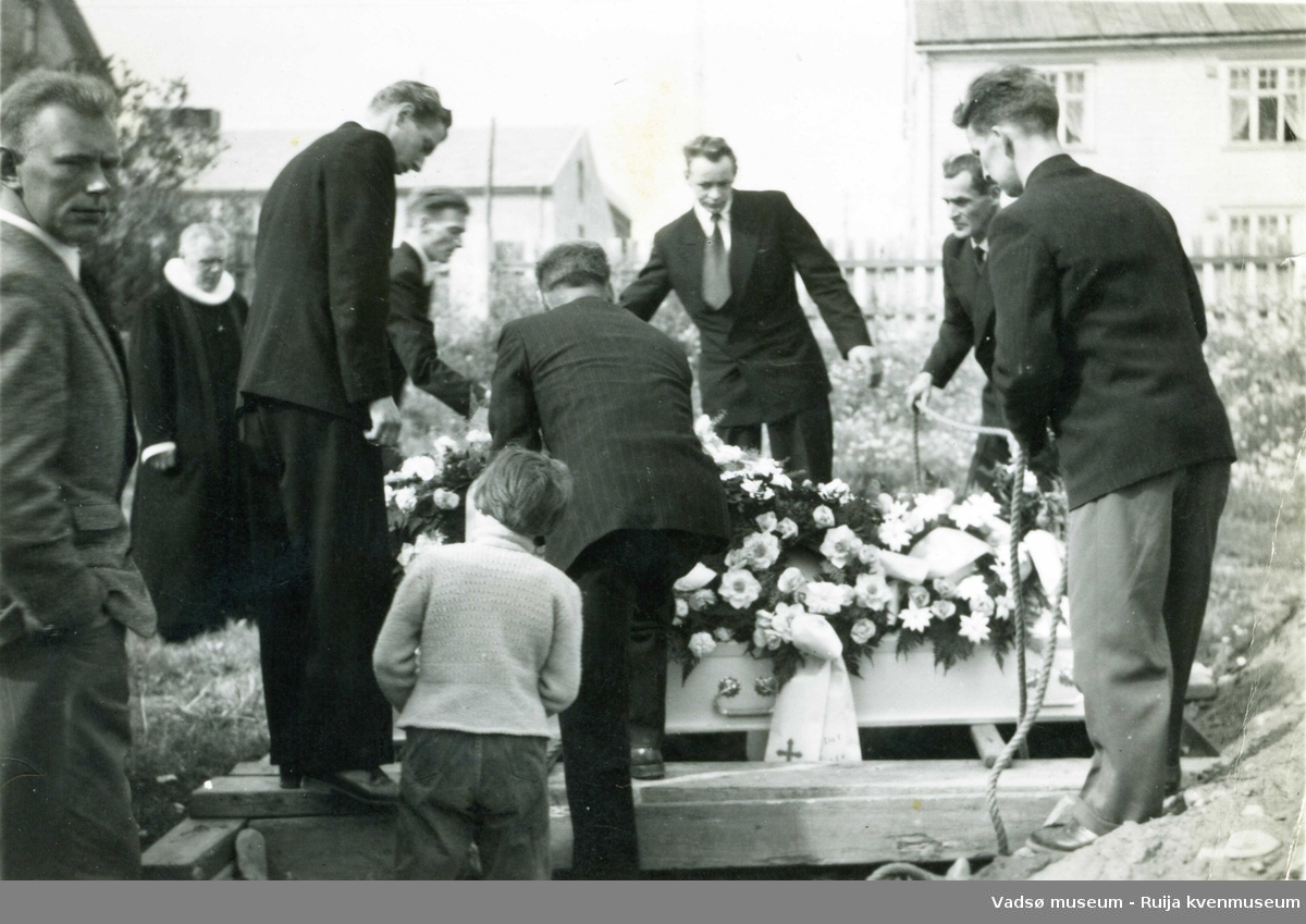 Nedleggelse av kisten til Alf Holmgren. Fra begravelse ca 1960-1970. På høyre side bak står Halvdan Kristoffersen.