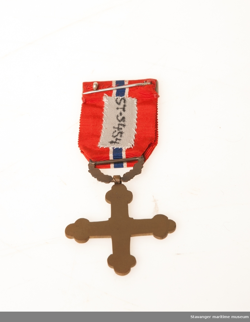 Det Norske krigskorset i et rødt etui.