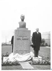 Avdukning. Statue av Norsk Hydros Generaldirektør Axel Auber