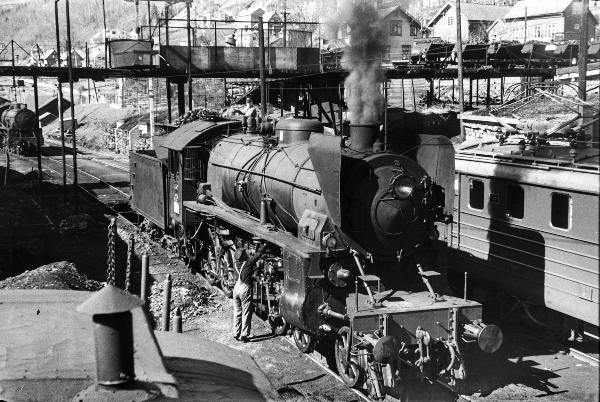 Damplokomotiv type 31b nr. 430 ved lokomotivstallen på Voss stasjon. I bakgrunnen trallebane med vagger for transport av kull til lokomotivene.