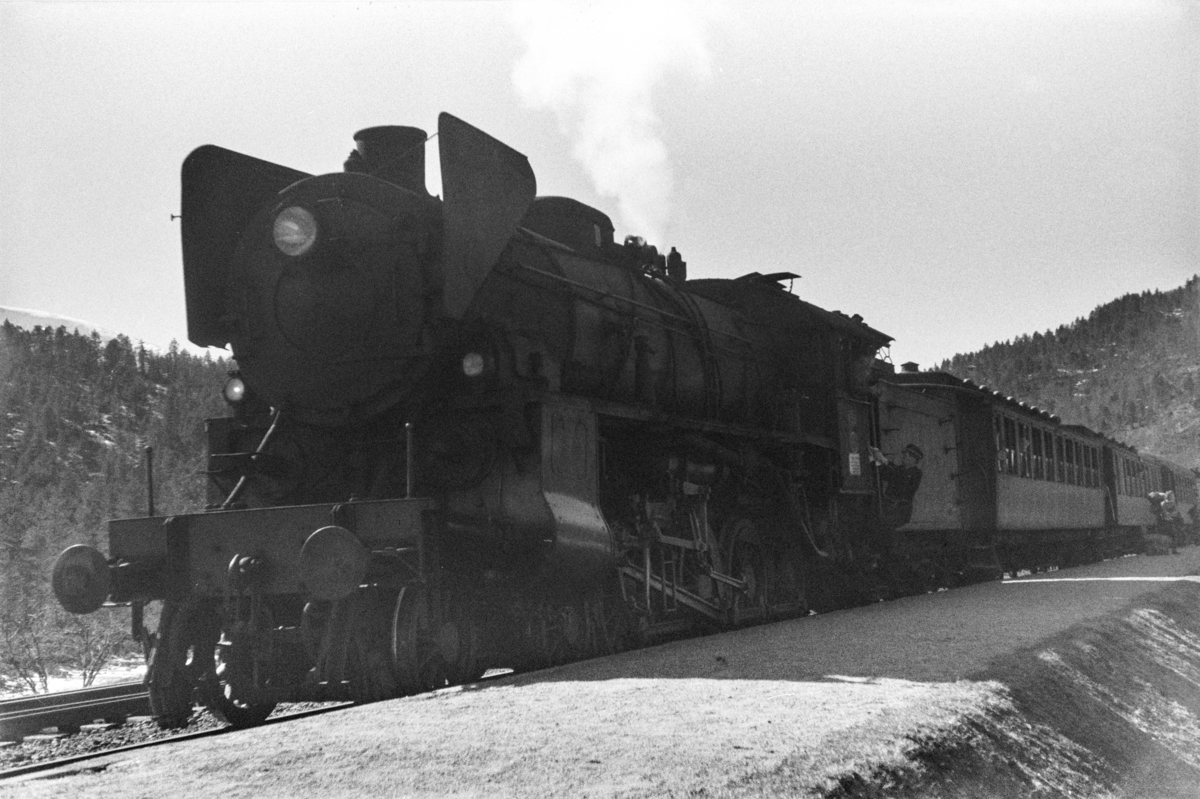 Damplokomotiv type 31b nr. 430 med ekstratog retning Ål. tog 7688, i anledning hjemreisen 2. påskedag.