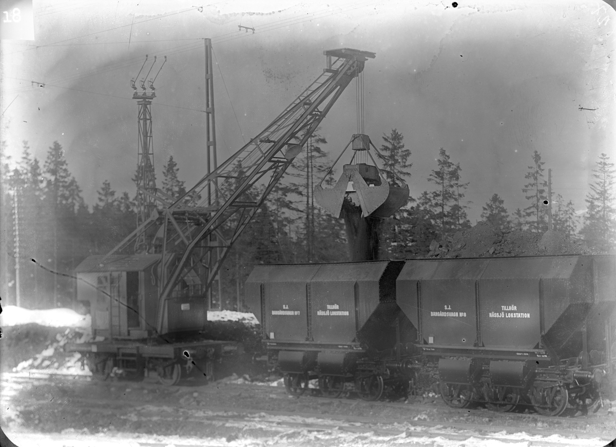 Statens Järnvägar, SJ självlossande kolvagnar, bgv 7 o 8

Treaxlad sadelvagn med 325hl rymd.
Tidigare littera på dessa kolvagnar var Q16.
Vid järnvägsspåret mellan Nässjö och Tranås.
Eldrift  på denna bandel  kom 1933.