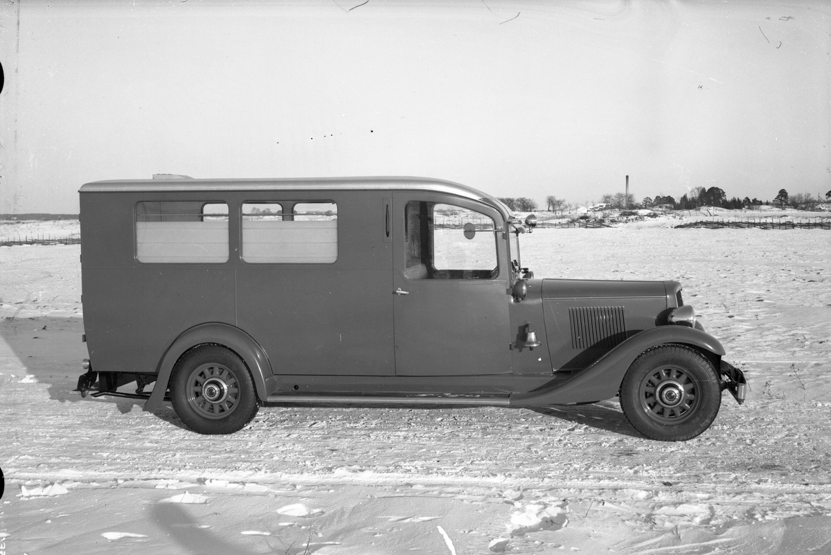Leveransfoto av Volvo-ambulans, Grauers Stockholm. Karossen tillverkad av Aktiebolaget Svenska Järnvägsverkstäderna, ASJ.