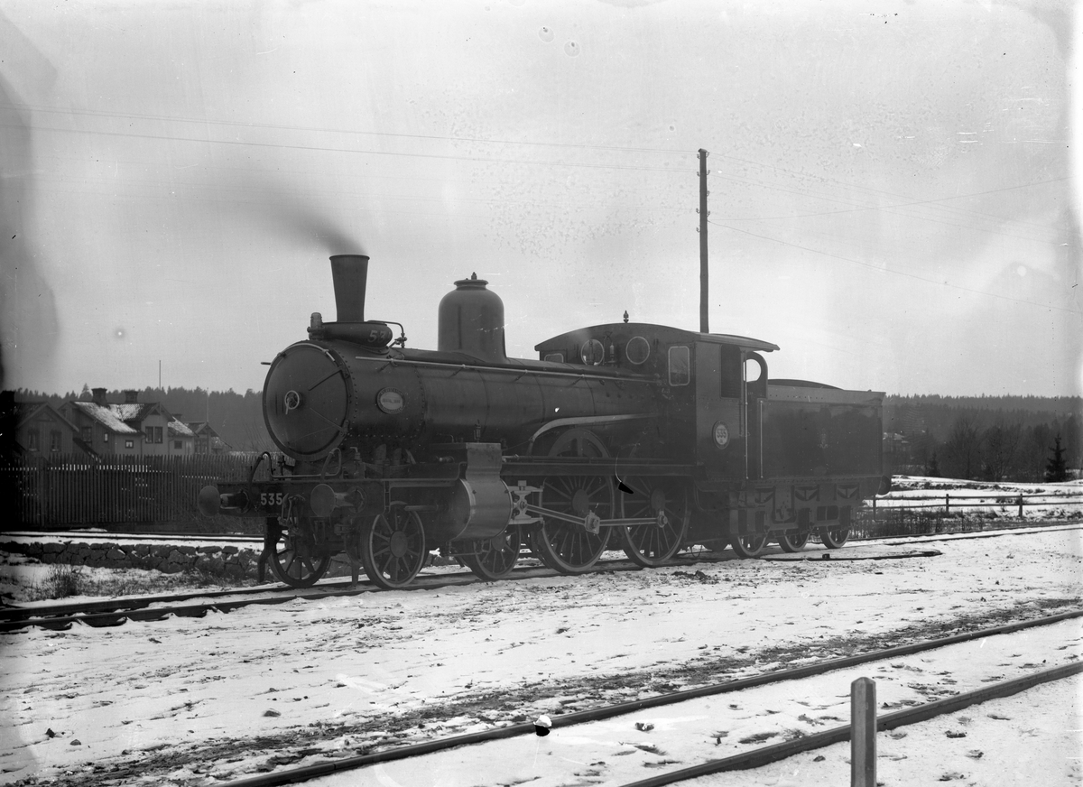 Statens Järnvägar, SJ Cc 535. Loket tillverkades av Nohab och hade högsta hastighet 90 km i timme. Det blev skrotat 1926 i Örebro.