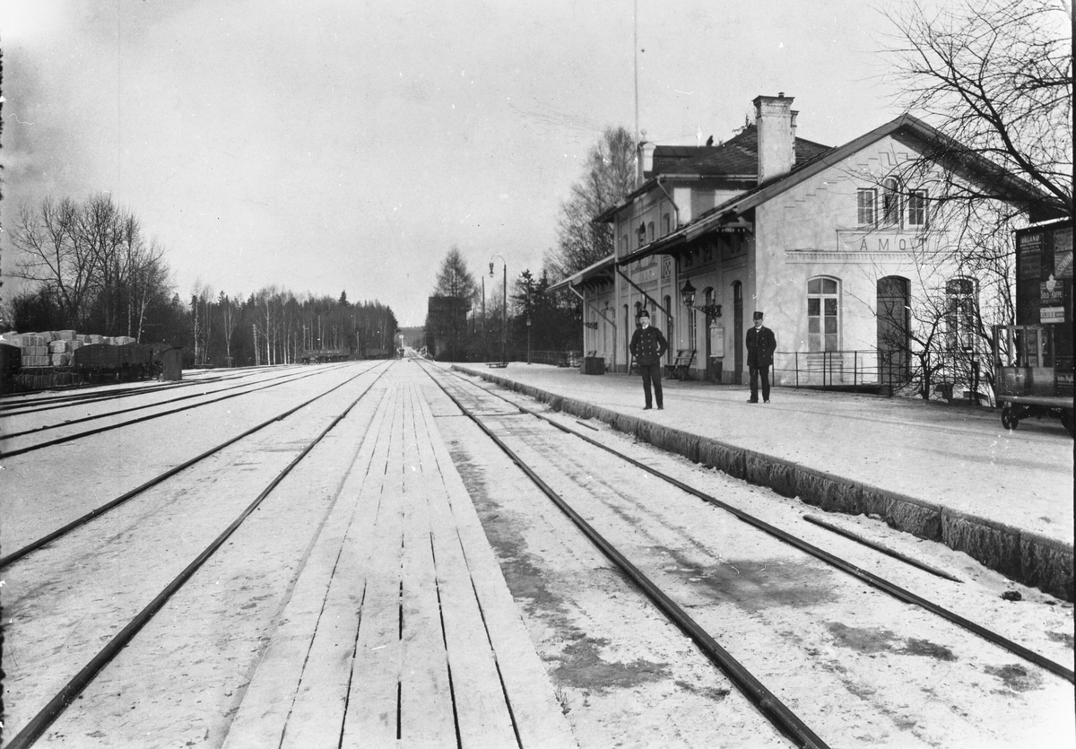 Station öppnad 1867. Namnet var tidigare  Åmot. Tvåvånings stationsbyggnad i tegel.1917 ändrades namnet till Åmotfors. Stationshuset moderniserades 1944.  Mekanisk växelförrgling.