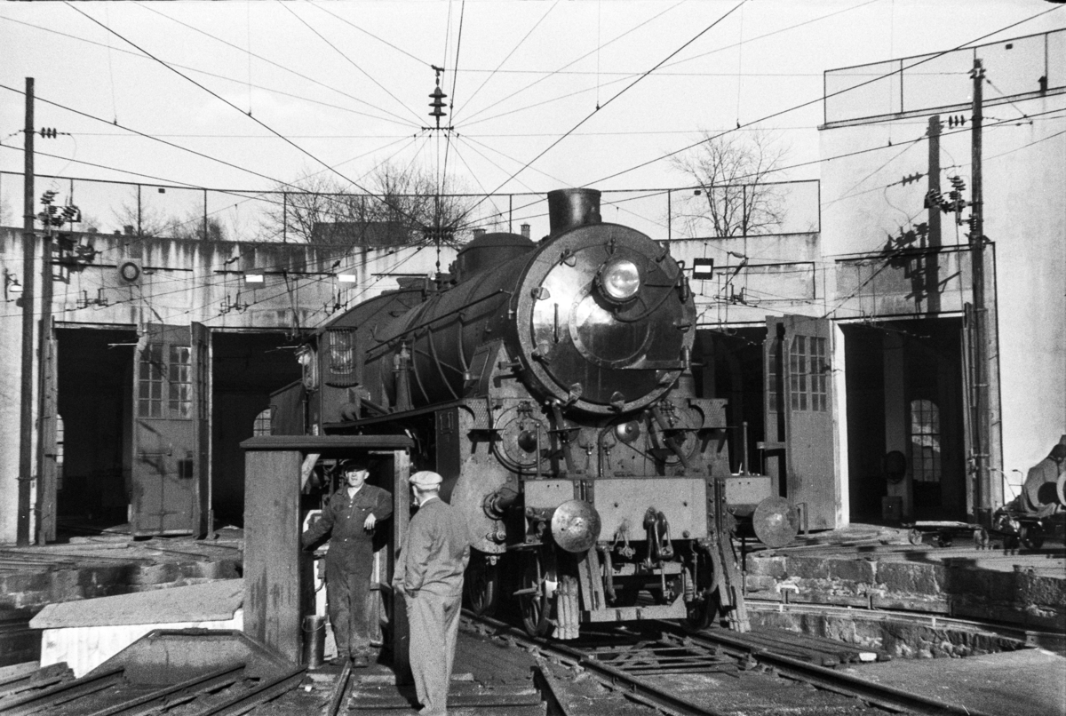 Damplokomotiv type 31b nr. 400 på svingskiven på Voss stasjon.