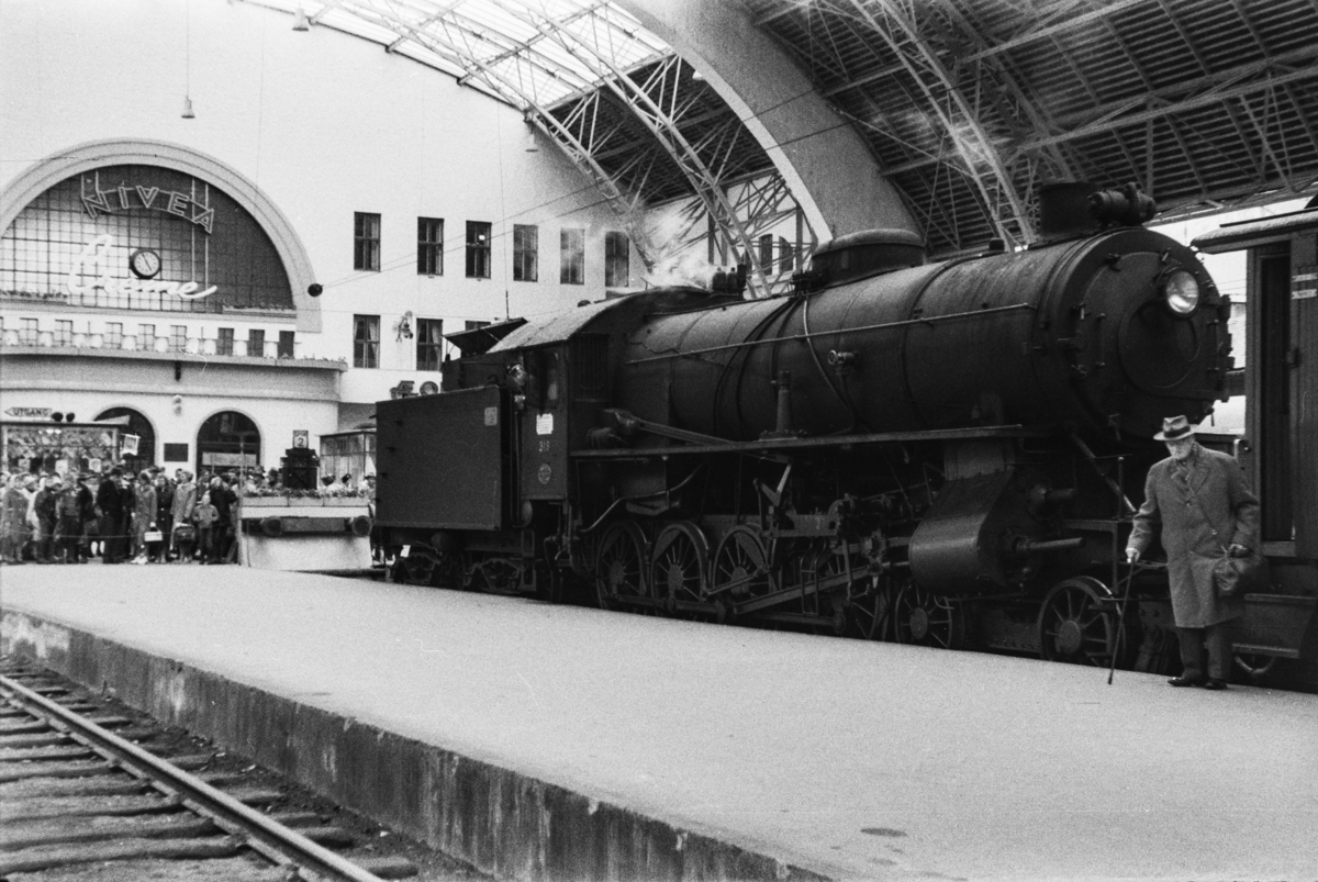 Damplokomotiv type 31a nr. 319 med lokaltog fra Nesttun i hallen på Bergen stasjon.