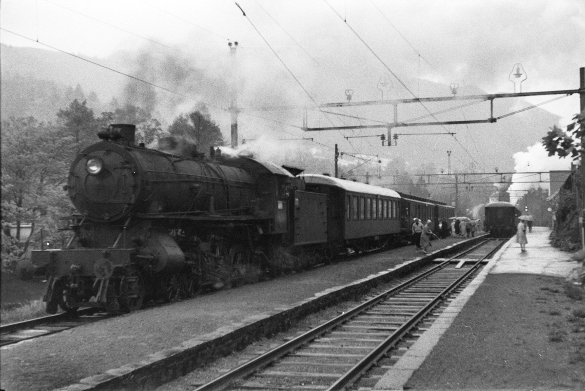 Damplokomotiv type 31a nr. 319 med lokaltog på Fjøsanger stasjon.