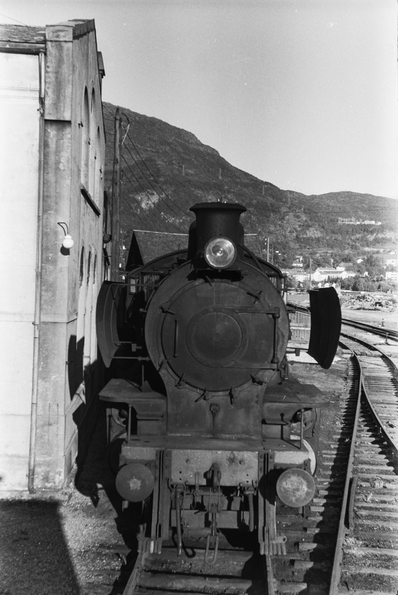 Utrangert damplokomotiv type 28b nr. 161 på Sjøsporet ved lokomotivstallen på Bergen stasjon.