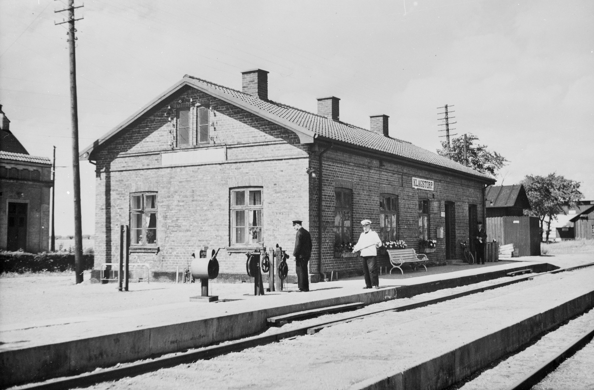 Klagstorp stationen byggd 1887 av Böringe - Östratorps Järnväg, BÖJ. Trafikerades även av  Trelleborg - Rydsgårds Järnväg, TRJ.  I samband med bygget av TRJ tillbyggdes resgodsexpedition och väntsal. Envånings stationshus i tegel.