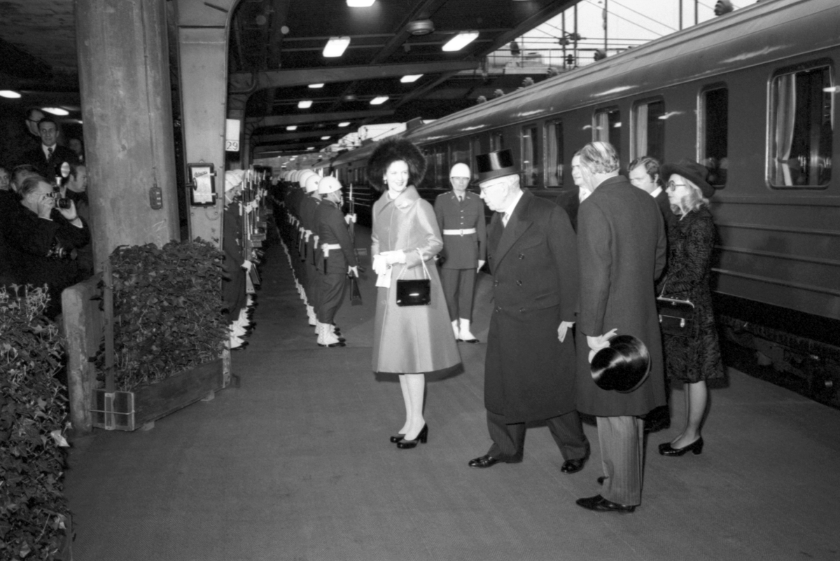 Drottning Margrethe II av Danmark ankommer Centralstationen. Från vänster drottning Margrethe, kung Gustaf VI Adolf, prins Henrik, kronprins Carl Gustaf och prinsessan Christina
