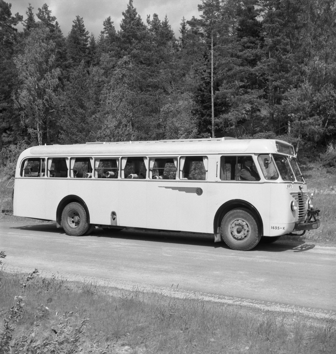 Statens Järnvägar, SJ turist- och landsvägsbussar. Kombinerad linje- och turistbuss. SJ buss nummer 1635-K. Leverades maj 1950.