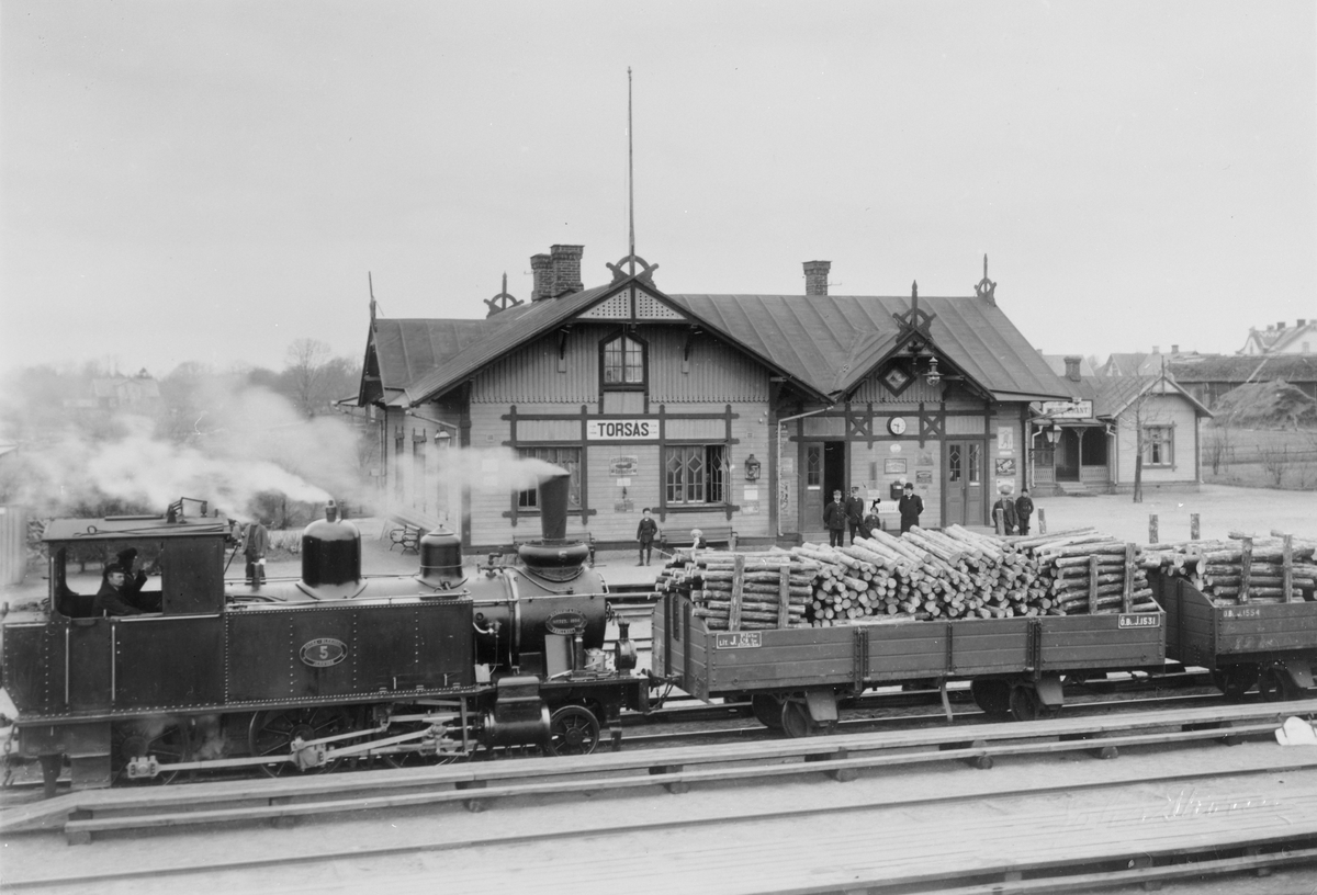 Östra Blekinge Järnväg, ÖBlJ lok 5 med vedlastade vagnar vid stationen i Torsås. Loket tillverkades 1904, slopades och skrotades 1957. Godsvagn Östra Blekinge Järnväg, ÖBlJ J 1531 och ÖBlJ J 1554