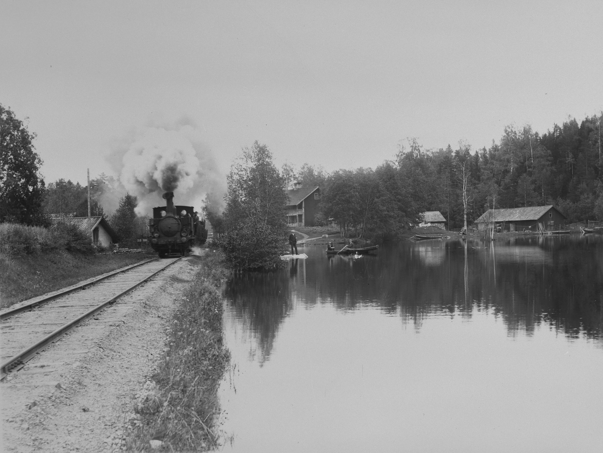 BKJ, Bånghammars - Klotens Järnväg. FLJ lok 13 med tåg har just lämnat Kloten på väg mot Bånghammar.