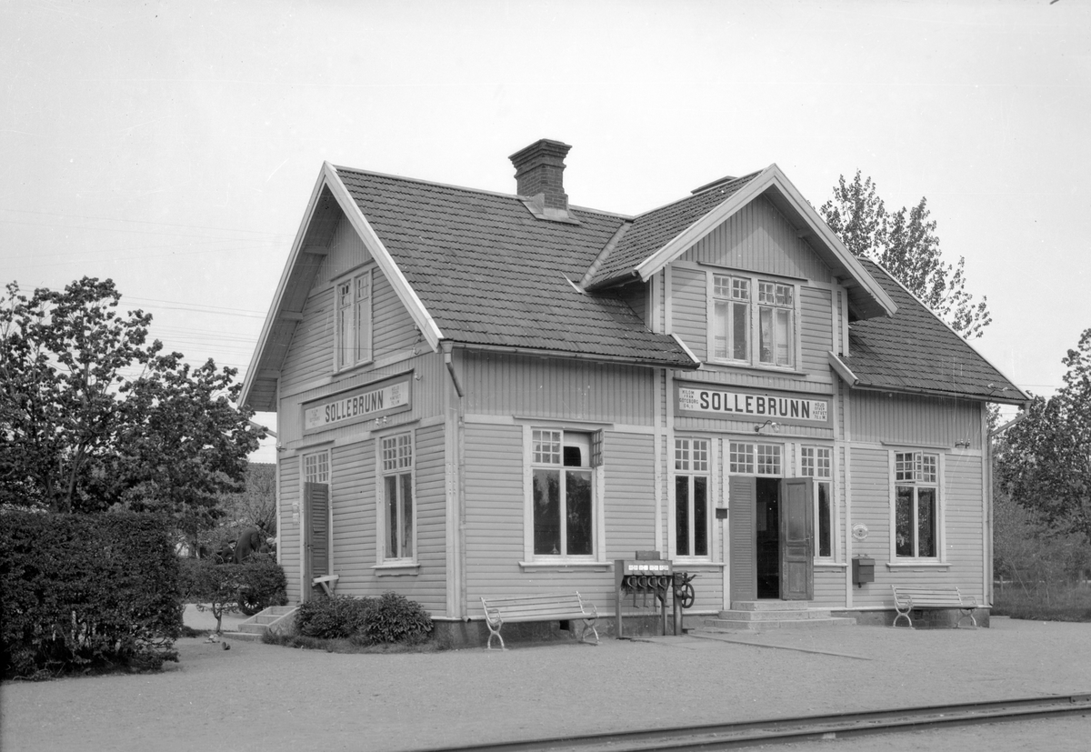 Stationen, anlagd 1899. Stationshus i en och en halv våning i trä.