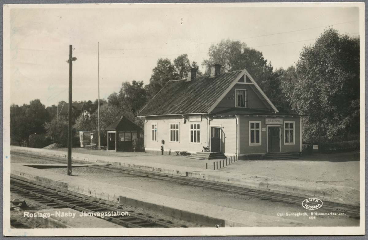 Roslags-Näsby station sedd från spårsidan.
