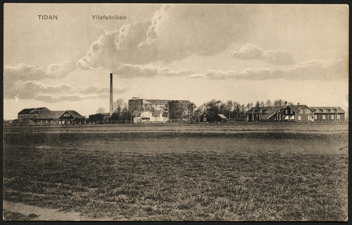 Tidan textilfabrik sedd från jordbruksfält.