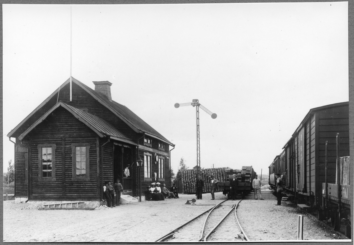 Tarsta station och ett godståg.