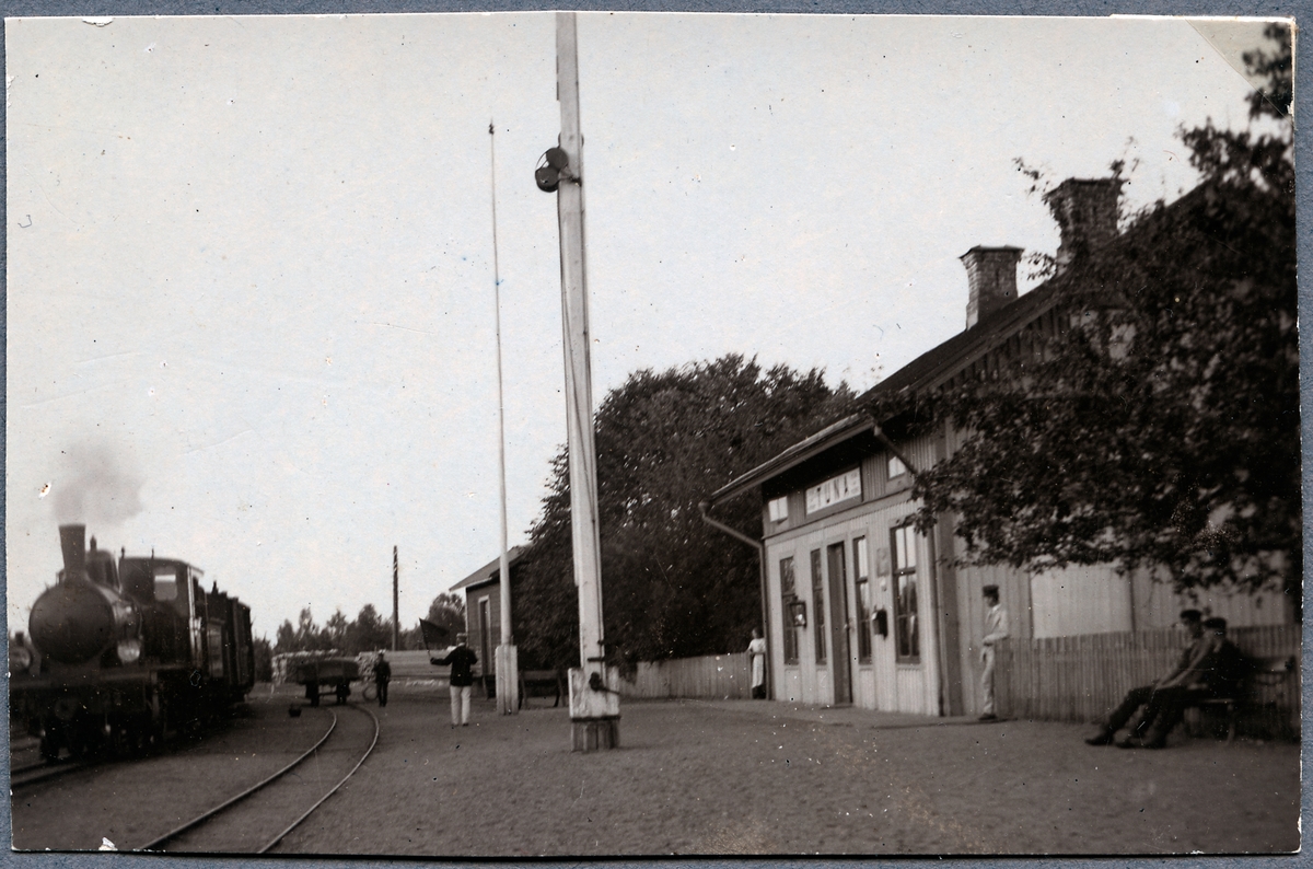 Tuna Järnvägsstation.
Hultsfred - Västerviks Järnväg, HWJ 22 Ånglok.