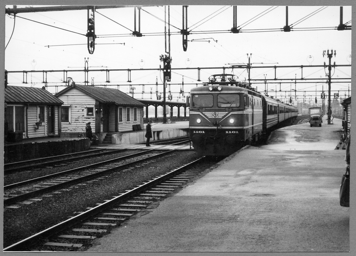 Statens Järnvägar, SJ Rc4 1161. Expresståg på väg in till Nässjö C.