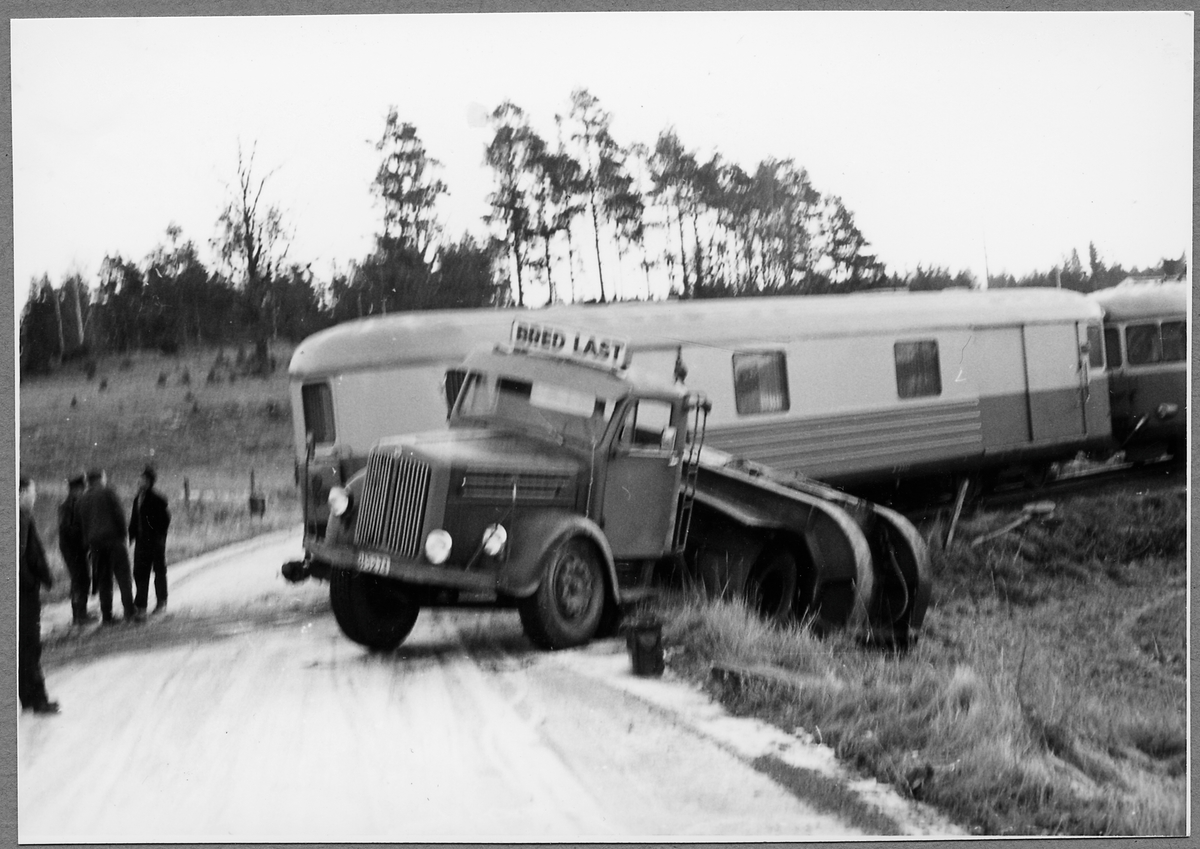 Kollision mellan motorvagn och lastbil i Hjortekrog.