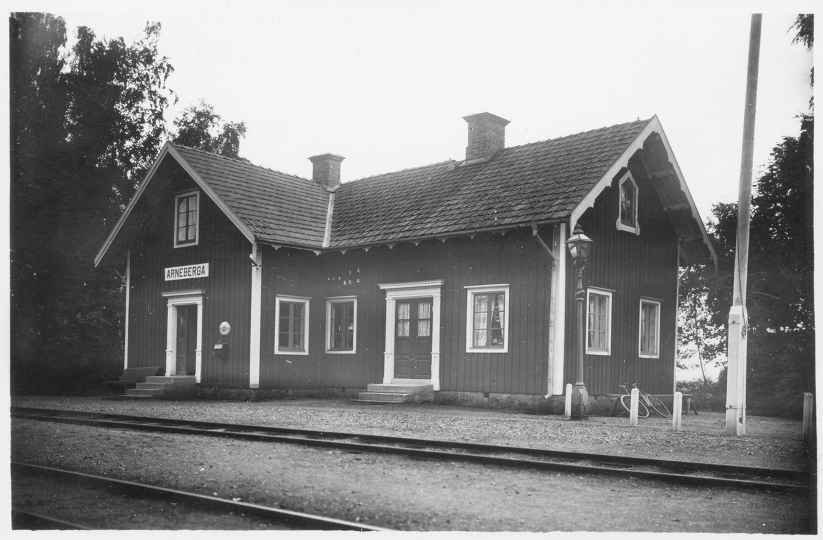 Stationen öppnad 1888 med en och enhalvvånings stationshus i trä. Stationen nedgraderades 1928 till hållplats. Den upphörde 1958.