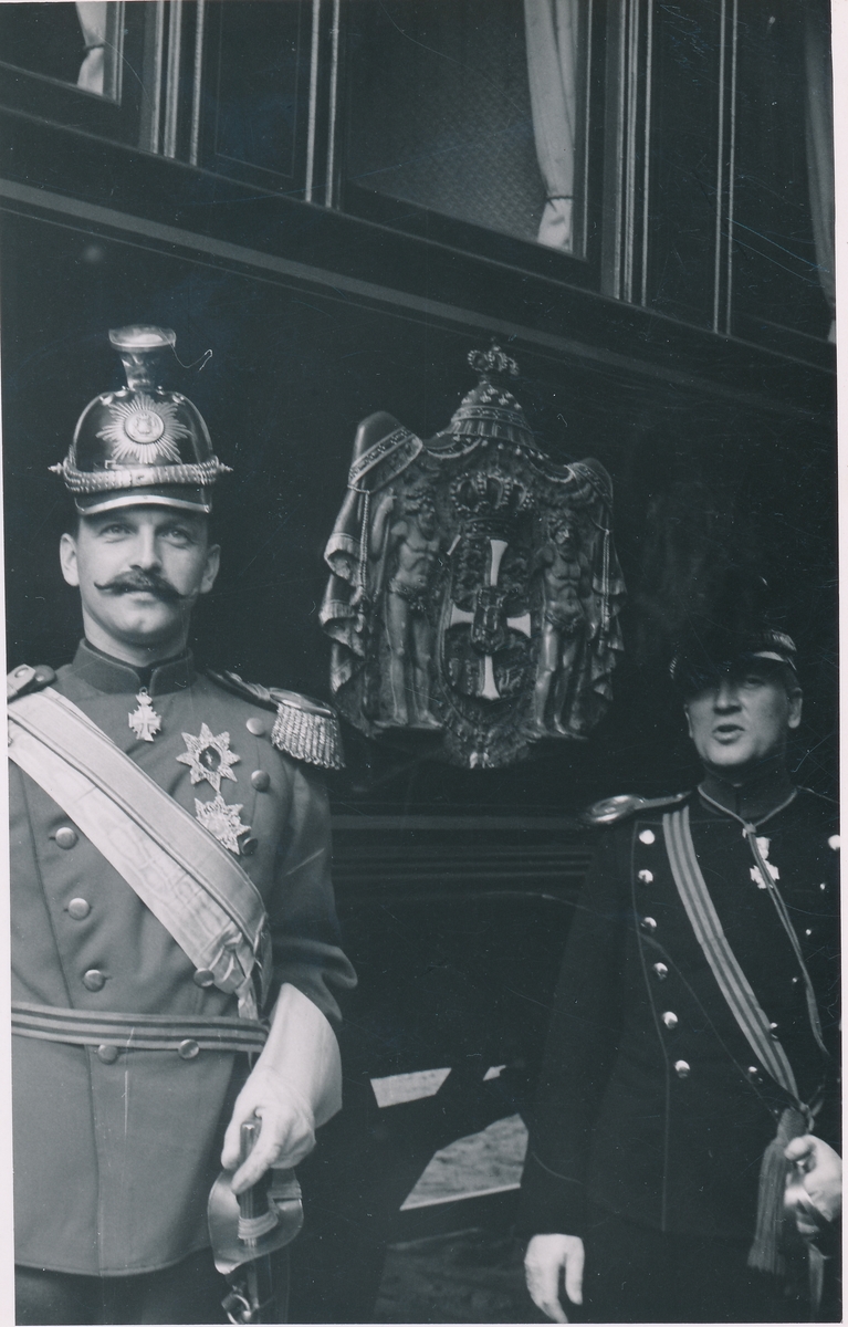 Kristianstad - Hässleholms Järnväg, CHJ Barnensdag i Kristianstad 1946.          Kronprins Fredrik med en adjutant framför den kungliga danska salongsvagnen från 1862.