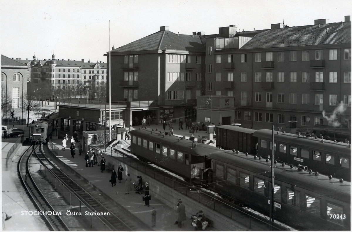 Stockholm Östra Station. Motorvagn typ X3p i bildens vänstra del.