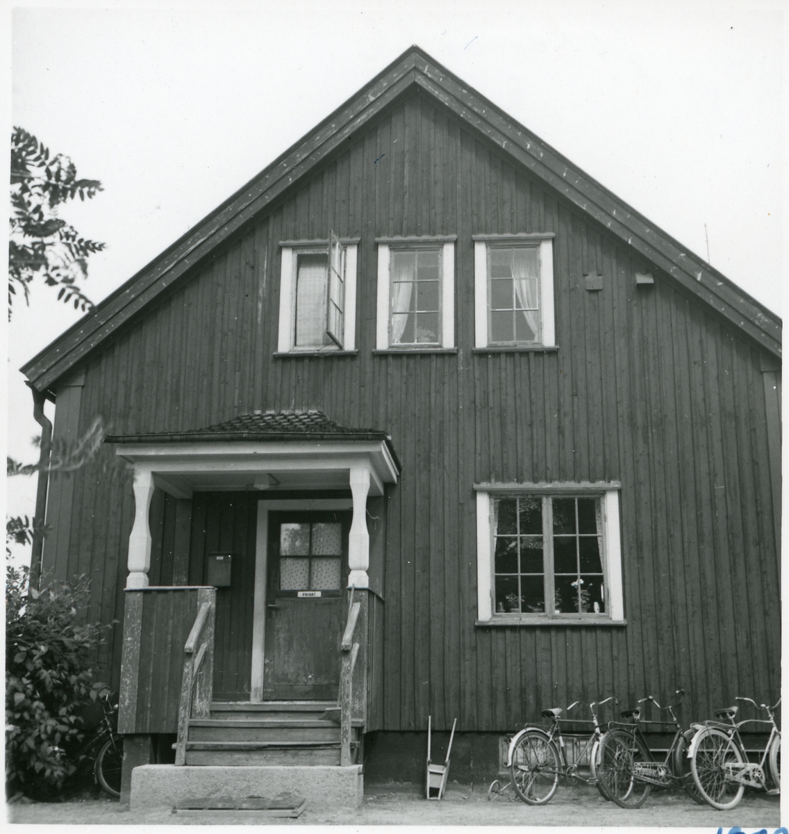 Jokkmokks stationshus, husgavel med privat ingång till Stationsföreståndarens bostad.
