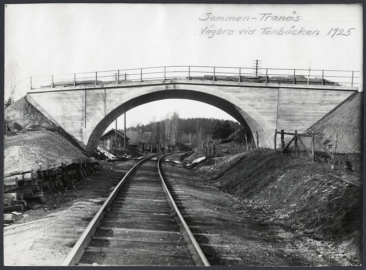 Vägbro vid Tenbäcken på linjen mellan Sommen - Tranås.