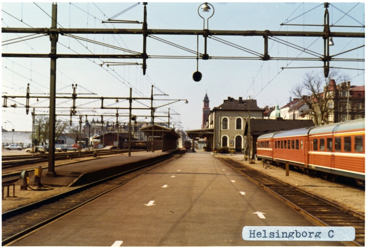 Stationen byggd av L&HJ 1865. Arkitekter Nils Frykholm/J.Frosell/Helgo Zettervall. Stationen hade banhall 1865 till cirka 1940. 1916 byggde HHJ en verkstad och lokstation söder om staden. Till SJ 1940. Elektrifieringen kom 1943.