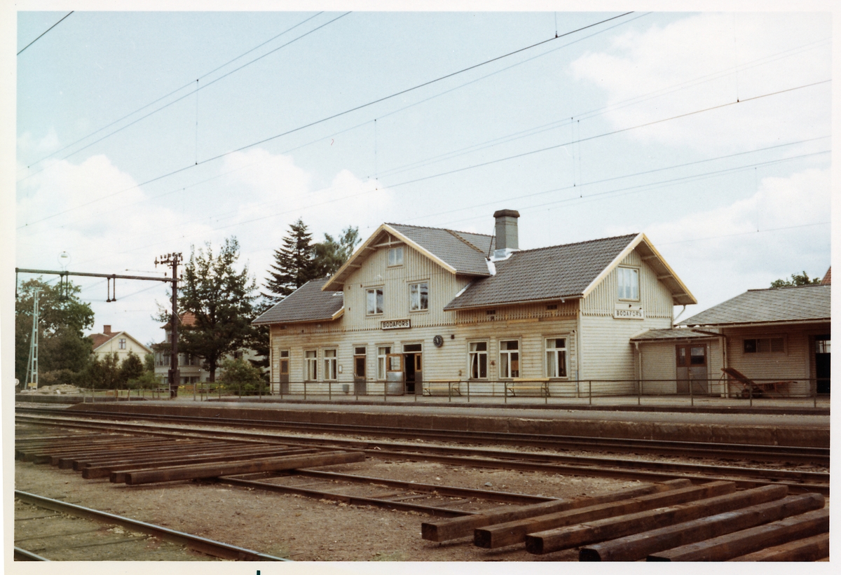 Hette före 1922 SANDSJÖ. Byggt 1863-64 .
1932 skedde en ombyggnad i stationshuset.