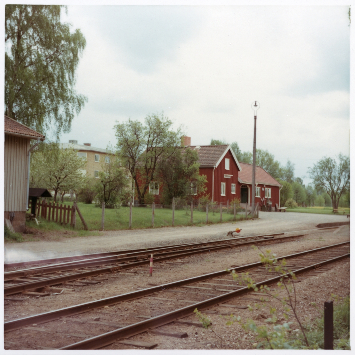 Station anlagd 1913. Envånings stationshus i trä, byggt i vinkel. Väntsalen och expeditionslokalerna moderniserades 1945, tjänstebostaden 1950.