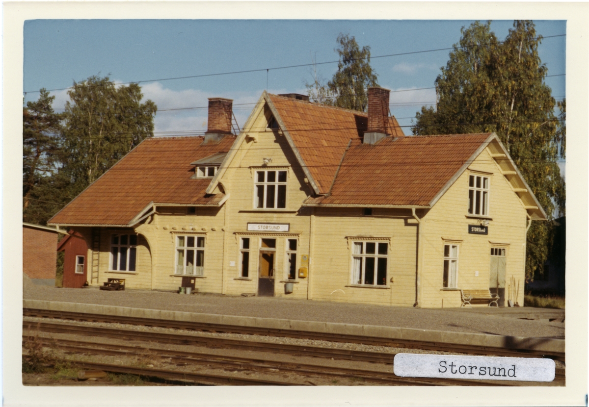 Trafikplats anlagd 1893. En- och enhalvvånings stationshus i trä. Det ursprungliga tänkta namnet var GAMMALTRÄSK.