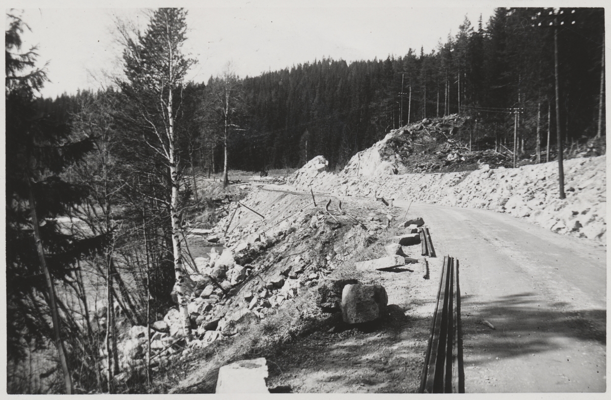 Anläggande av landsväg vid "Lugnet" i samband med uppförandet av Statsbanan Malung-Vansbro. På linjen mellan driftplats Nordanåker och driftplats Hovafors.