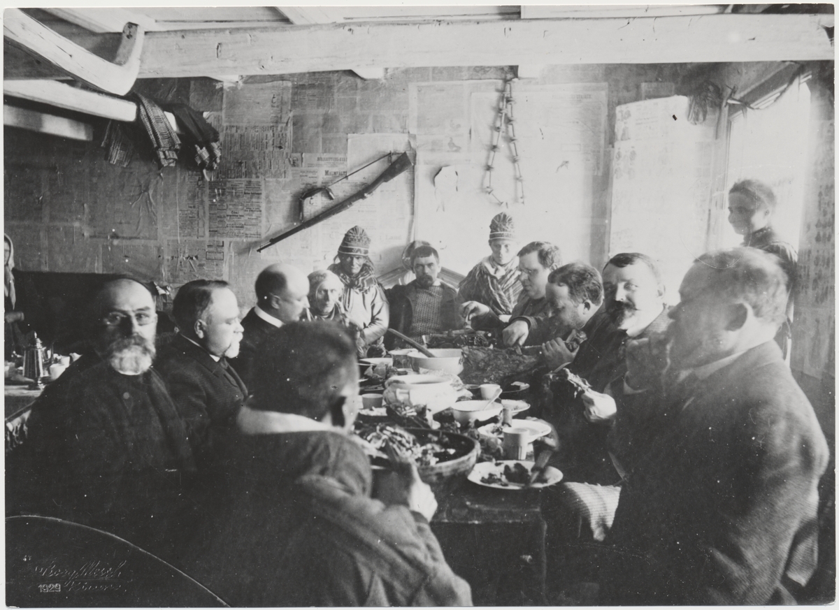 Samemöte på Spetsgård i Jukkasjärvi 1901. Där bland annat Landsekreterare Piper, Albert Engström, Landshövding C.J Bergström och Direktör Hjalmar Lundbom deltar.