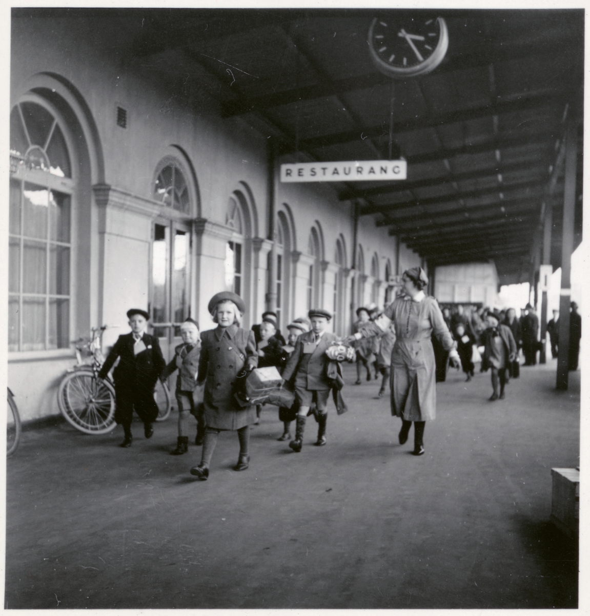 Barn från Finland i samband med barnevakueringen under kriget, här vid Uppsala station.