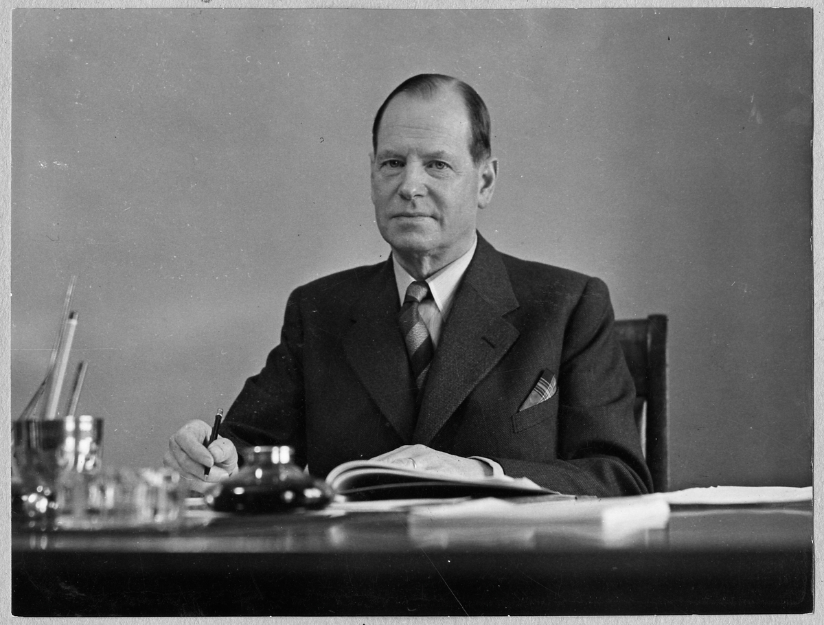 Förste kontrollör  Karl Söderberg vid skrivbordet.